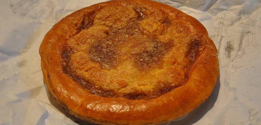 Chez la pâtisserie Serge de Basècles, une tarte au sucre presqu’aussi bonne que celle que ma grand-mère faisait